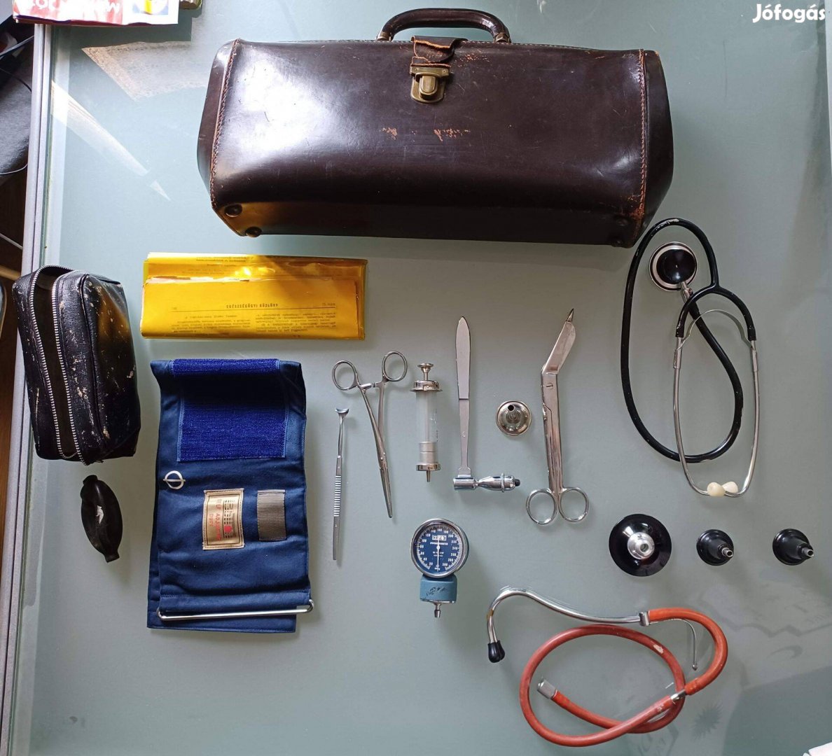 Retro orvosi táska, eszközökkel
