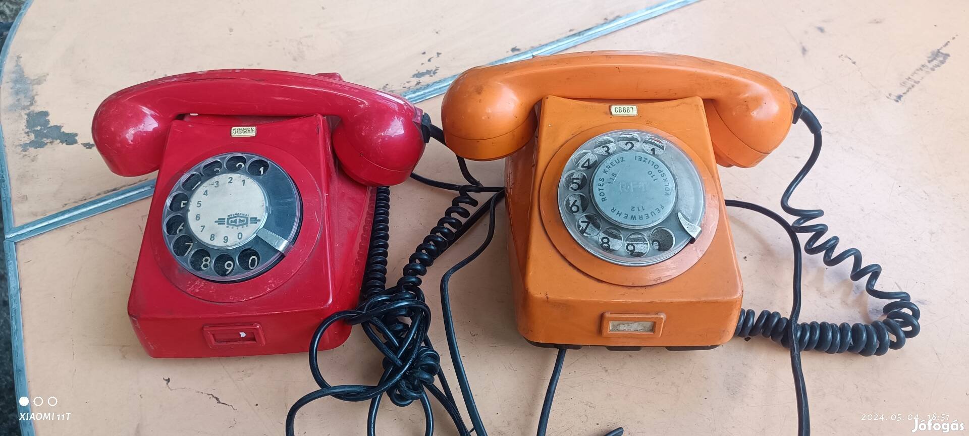 Retro piros és narancs telefon +1 fekete kábel hiányos. Posta 