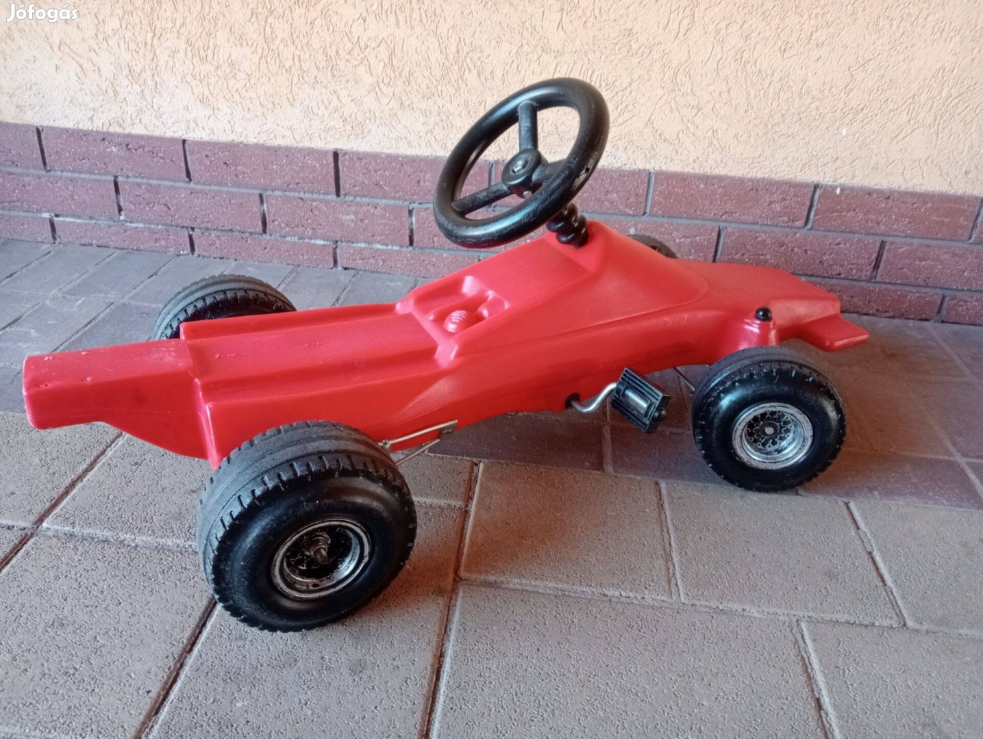 Retro piros műanyag pedálos gokart, javított, hiányos