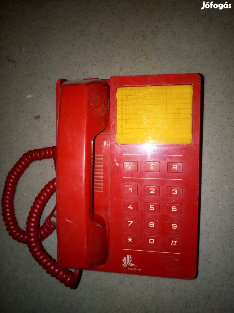 Retro piros vezetékes telefon működő