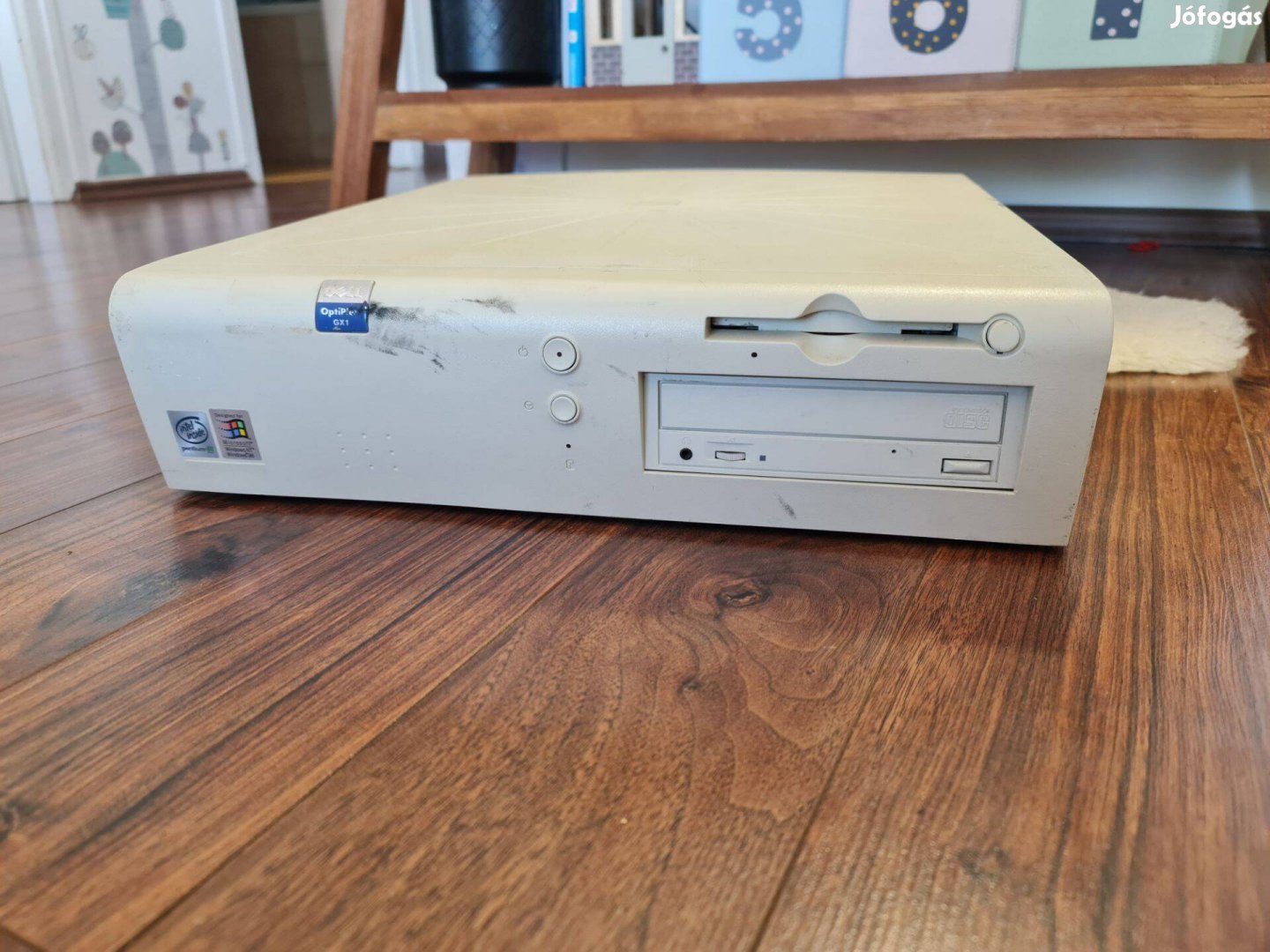 Retro régi Dell Pentium 3 számítógép friss Windows 98 rendszerrel