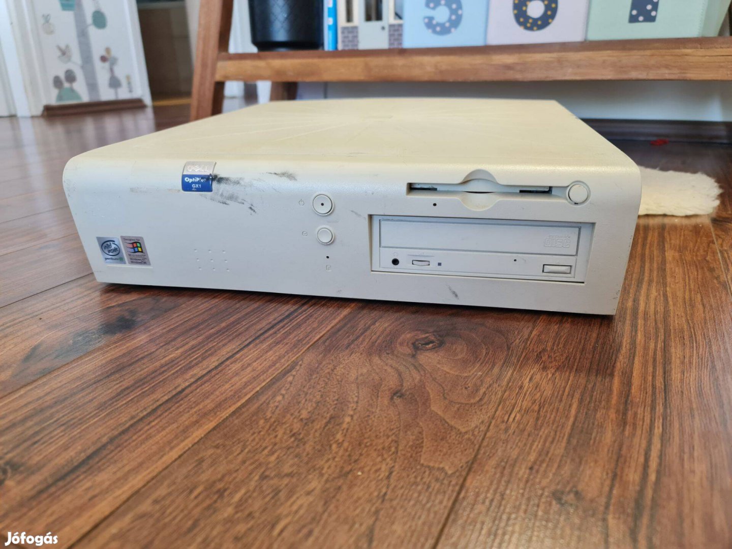 Retro régi Dell Pentium 3 számítógép friss Windows 98 rendszerrel