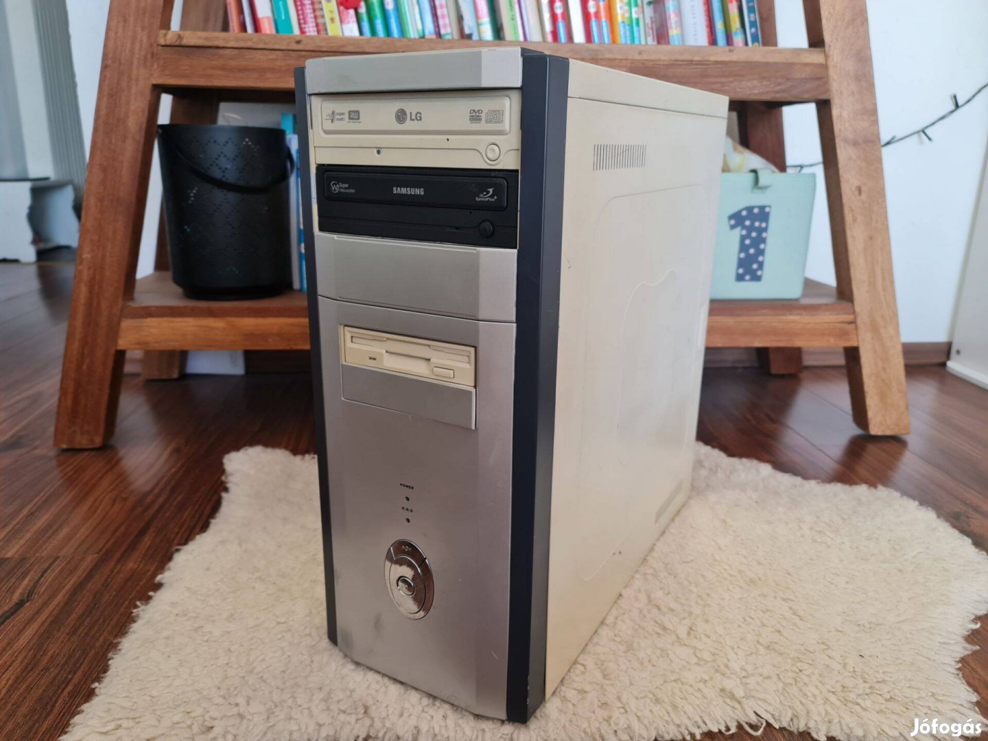 Retro régi Pentium 3 számítógép friss Windows XP-vel