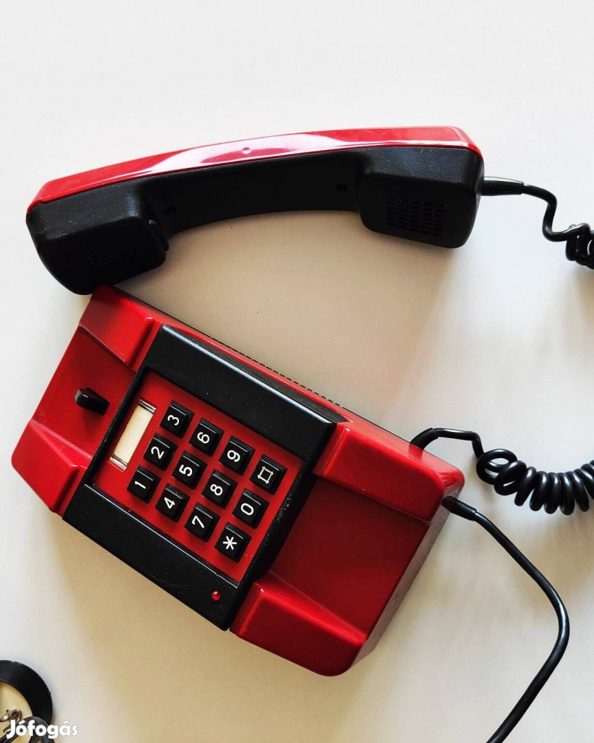 Retró régi piros telefon