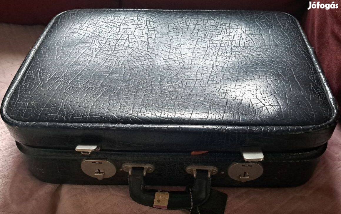 Retró régi utazó bőrönd