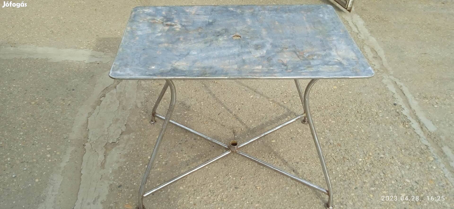 Retro romkocsma asztal régi vas kerti asztal terasz asztal 