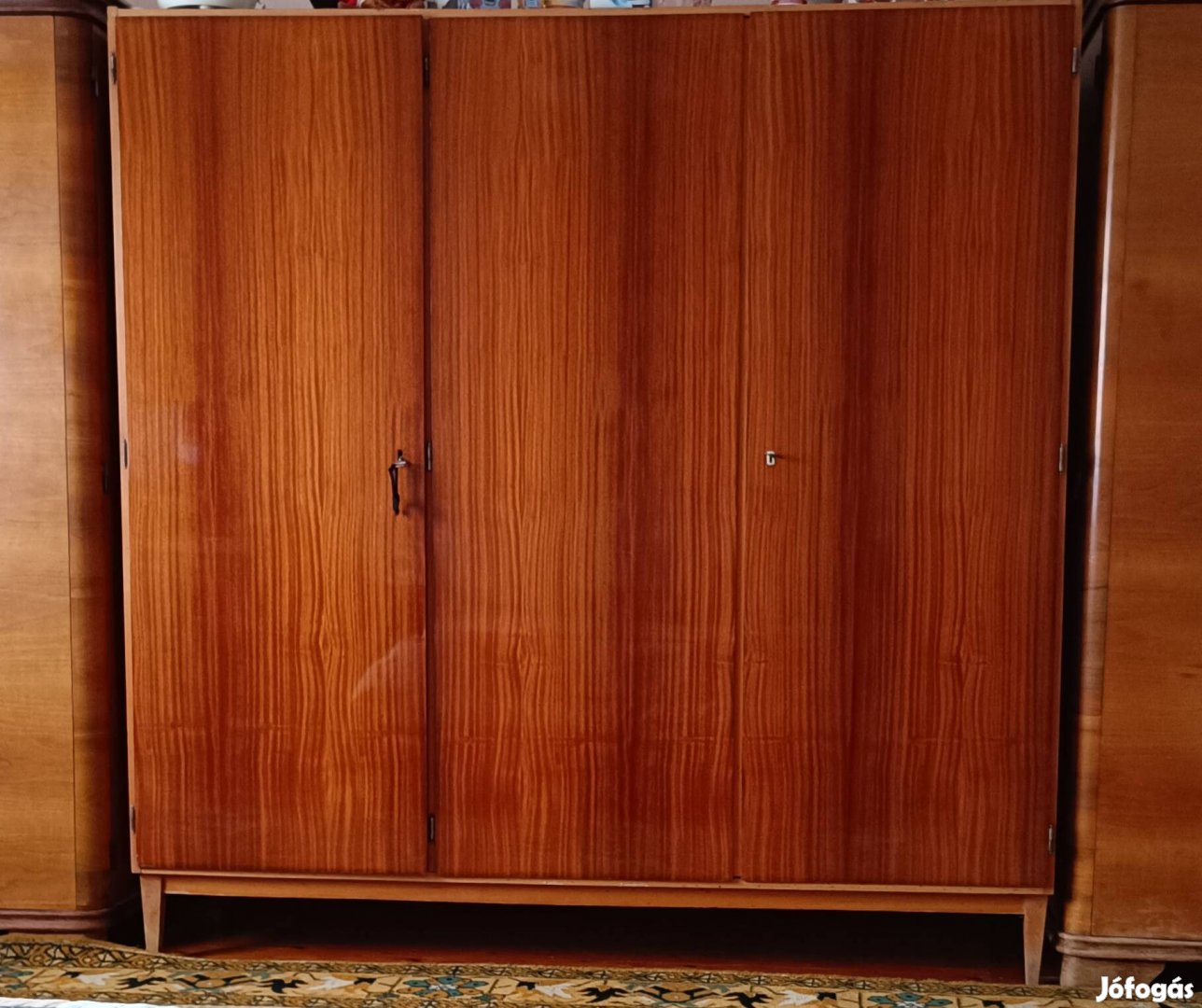 Retro ruhás szekrény 