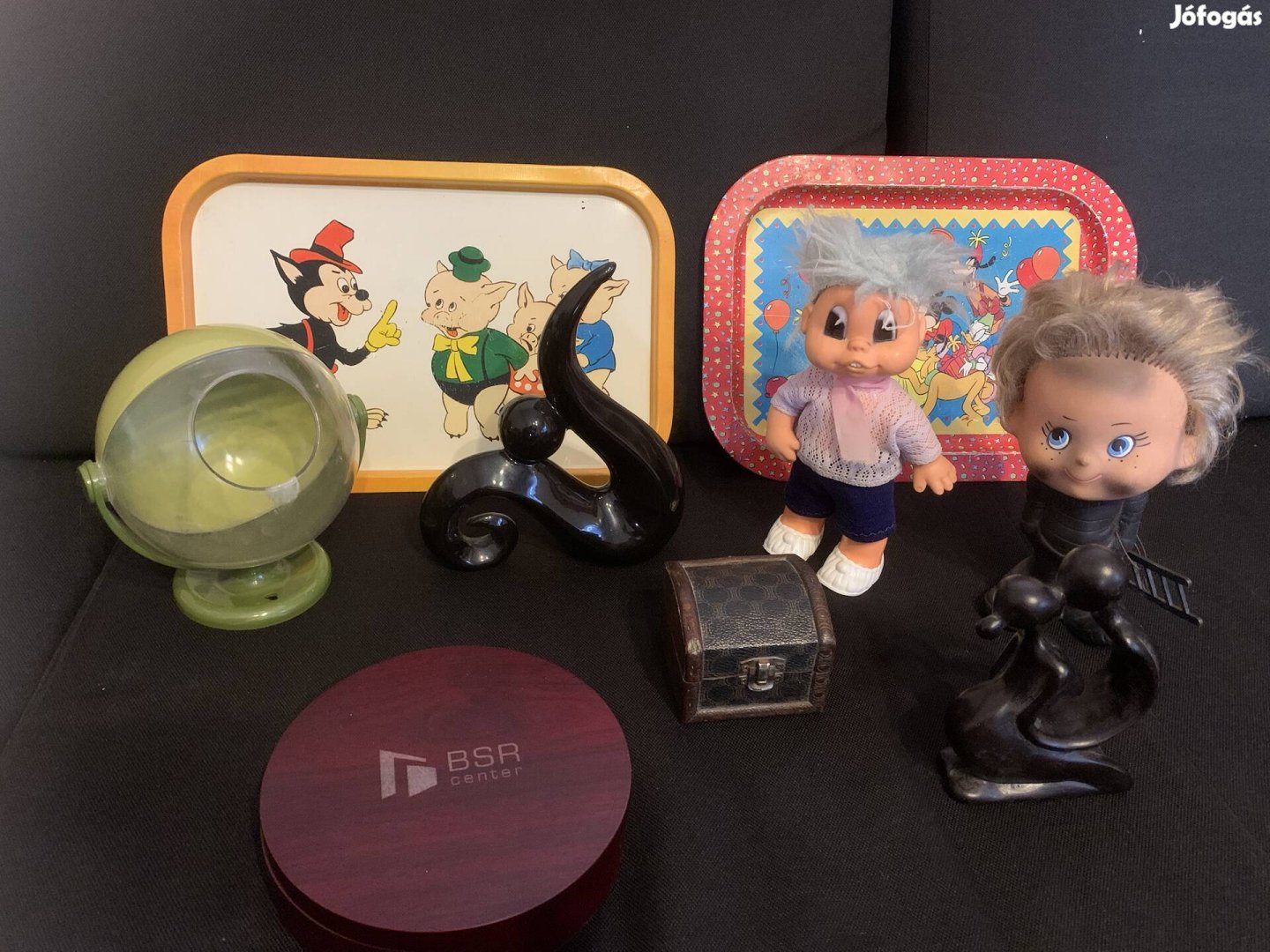 Retro tárgyak , tálca, figura..