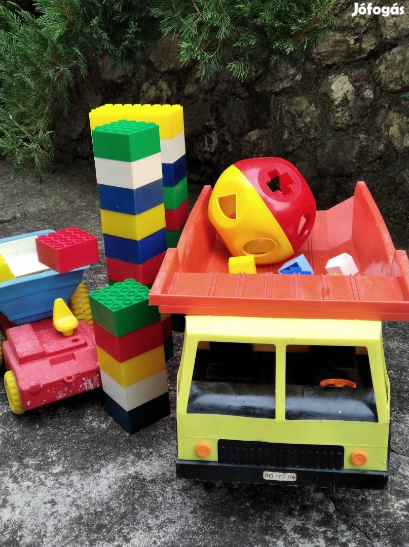 Retró teherautó építő játékkal