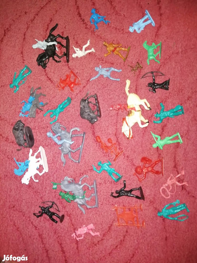 Retro trafikos indián és cowboy figurák.