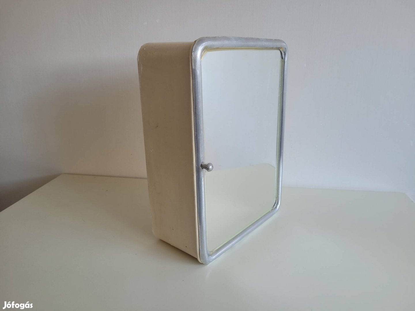 Retro tükrös fém fali szekrény mid century fürdőszobai fémszekrény