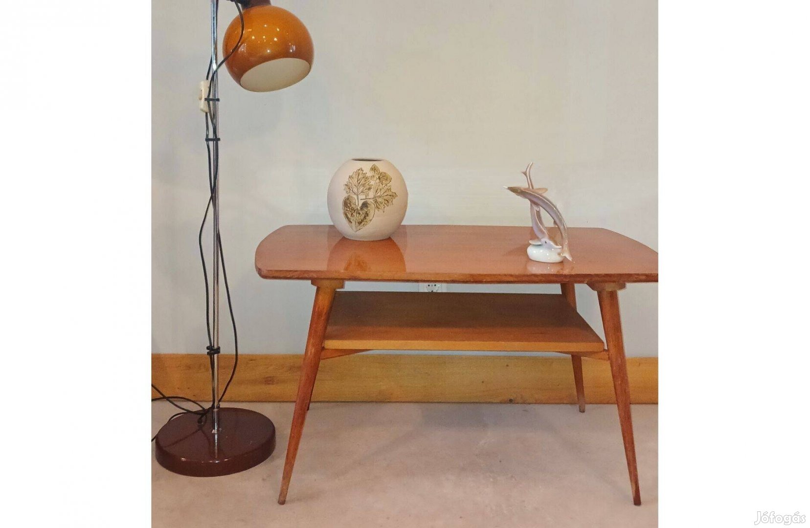 Retró tűlábas dohányzó asztal