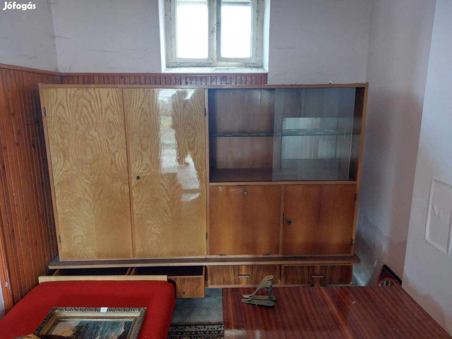 Retro üveges vitrines szekrény