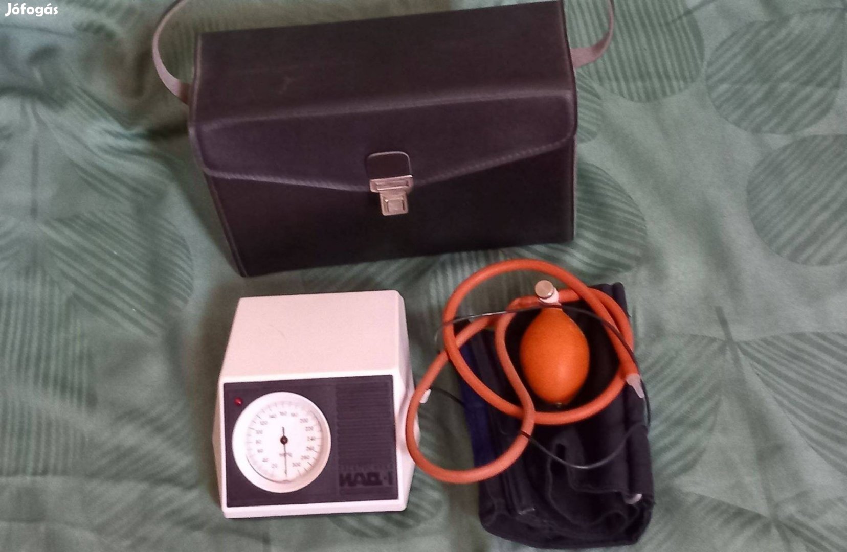 Retró vérnyomásmérő táskával
