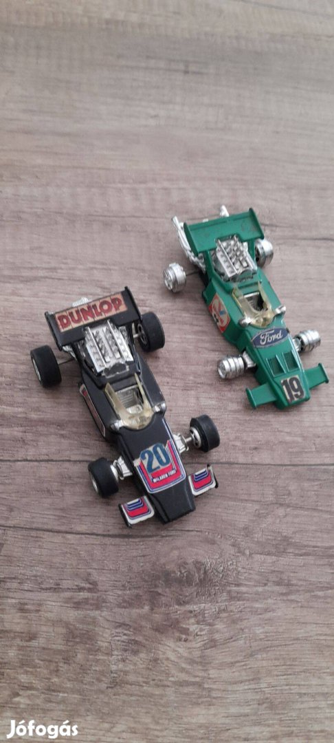 Retró versenyautók. 11 cm-es