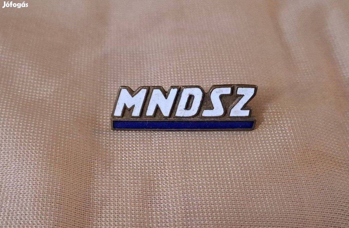 Retro zománc kitűző MNDSZ