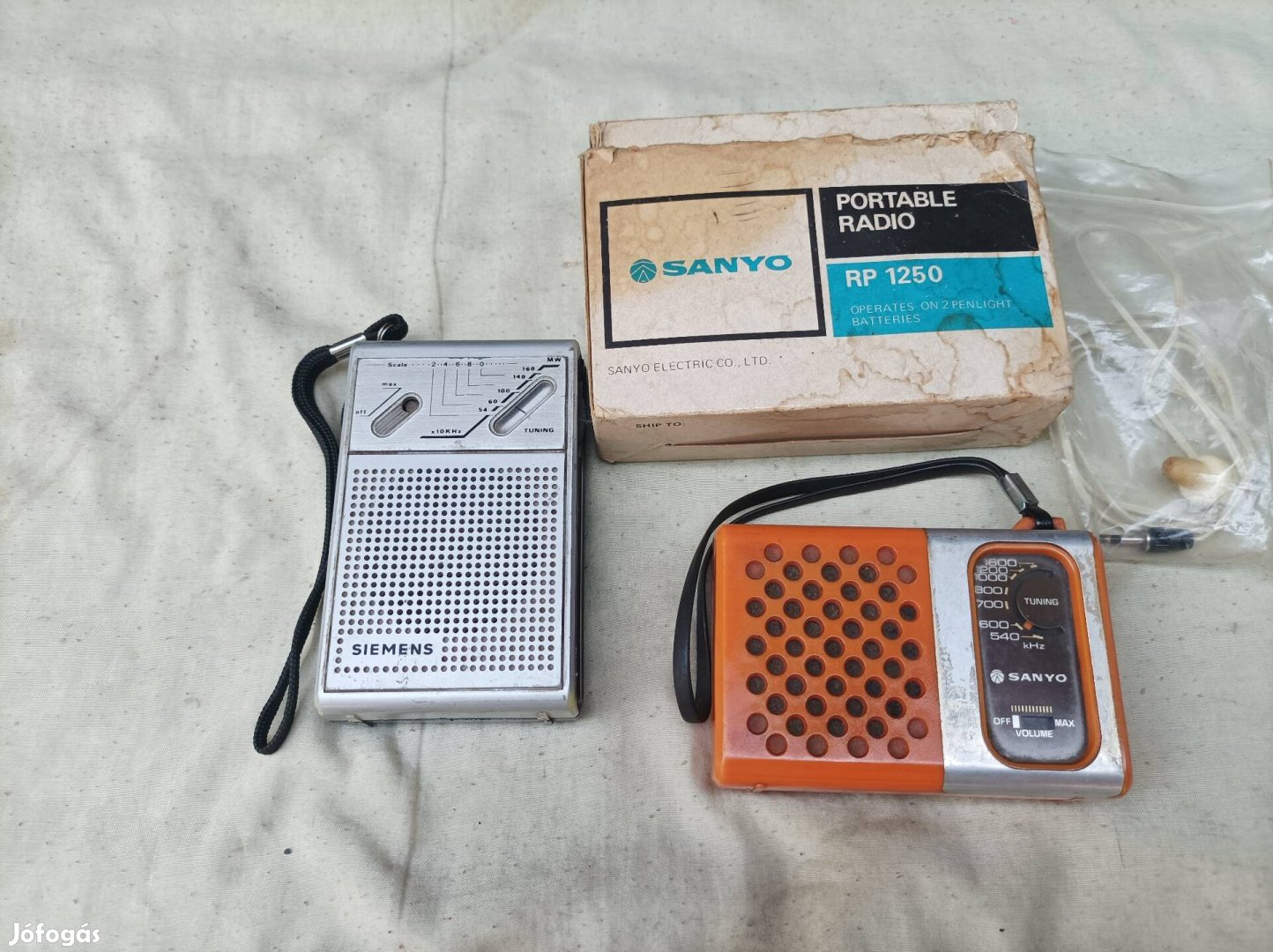 Retró zseb rádiók egyben.