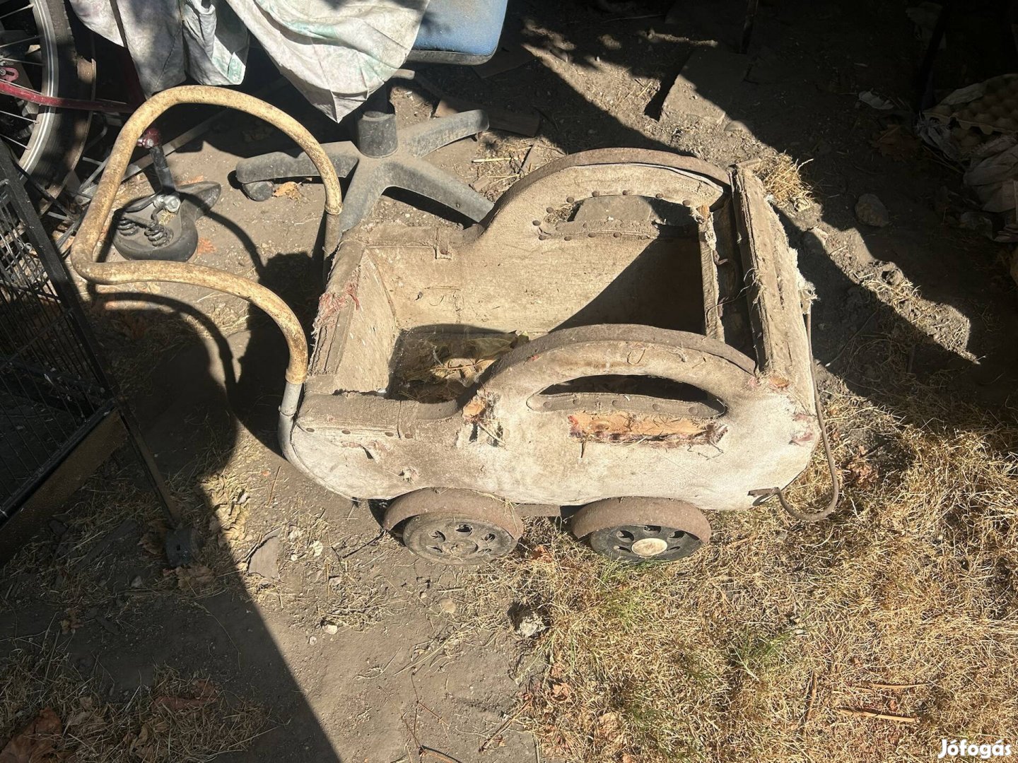 Retrro babakocsi alkatresznek