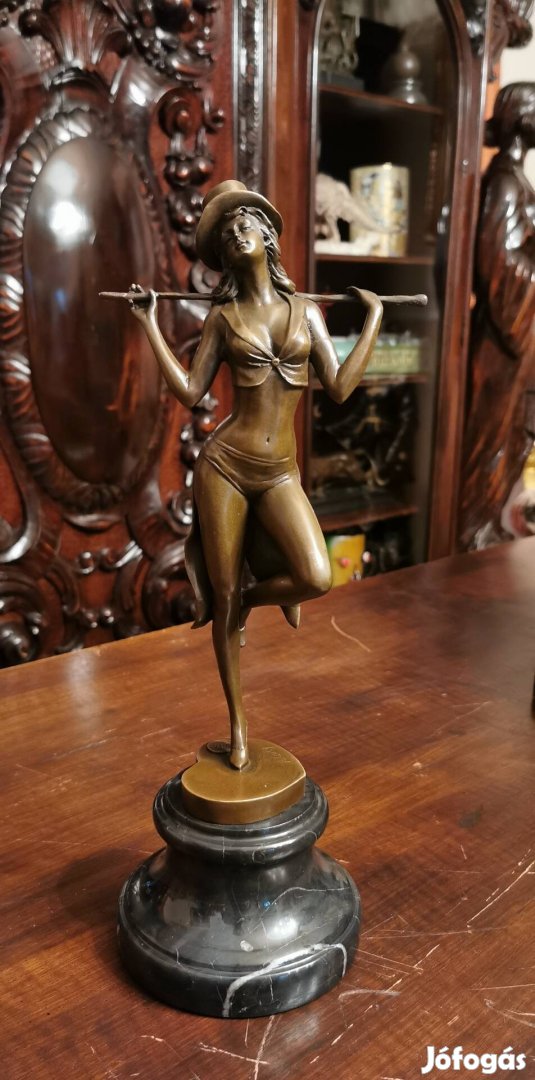 Revü táncosnő - bronz szobor 
