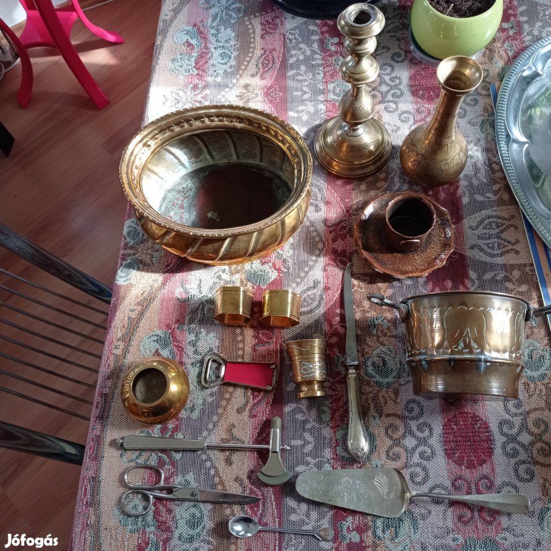 Réz és fém díszek, tárgyak együtt