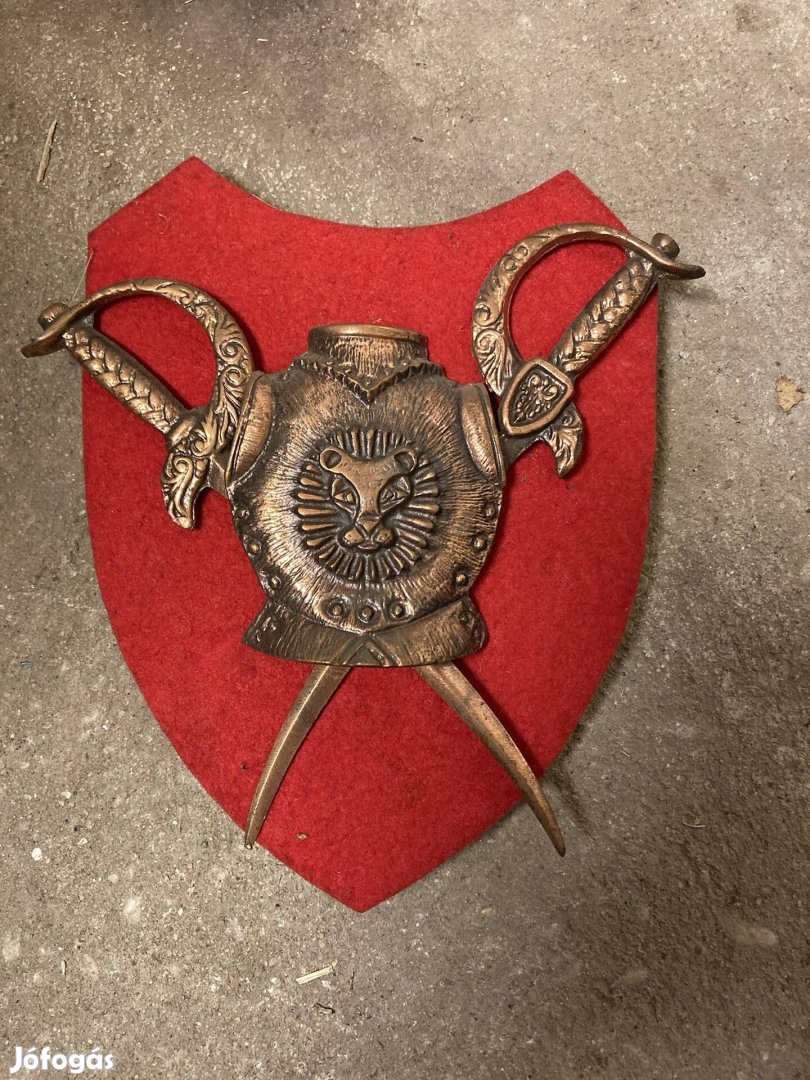 Réz kardok fali címer