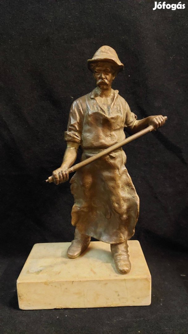 Réz öntőmunkás kohász szobor