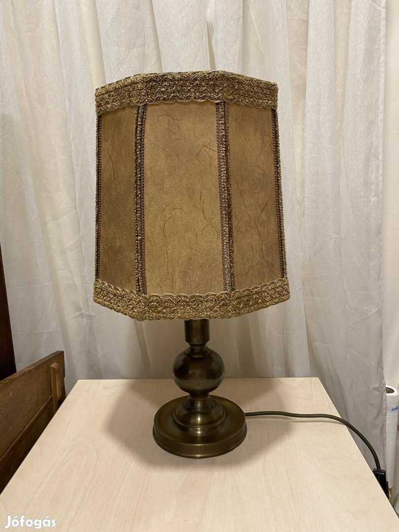 Réz talpazatú asztali lámpa elegáns lámpaernyővel