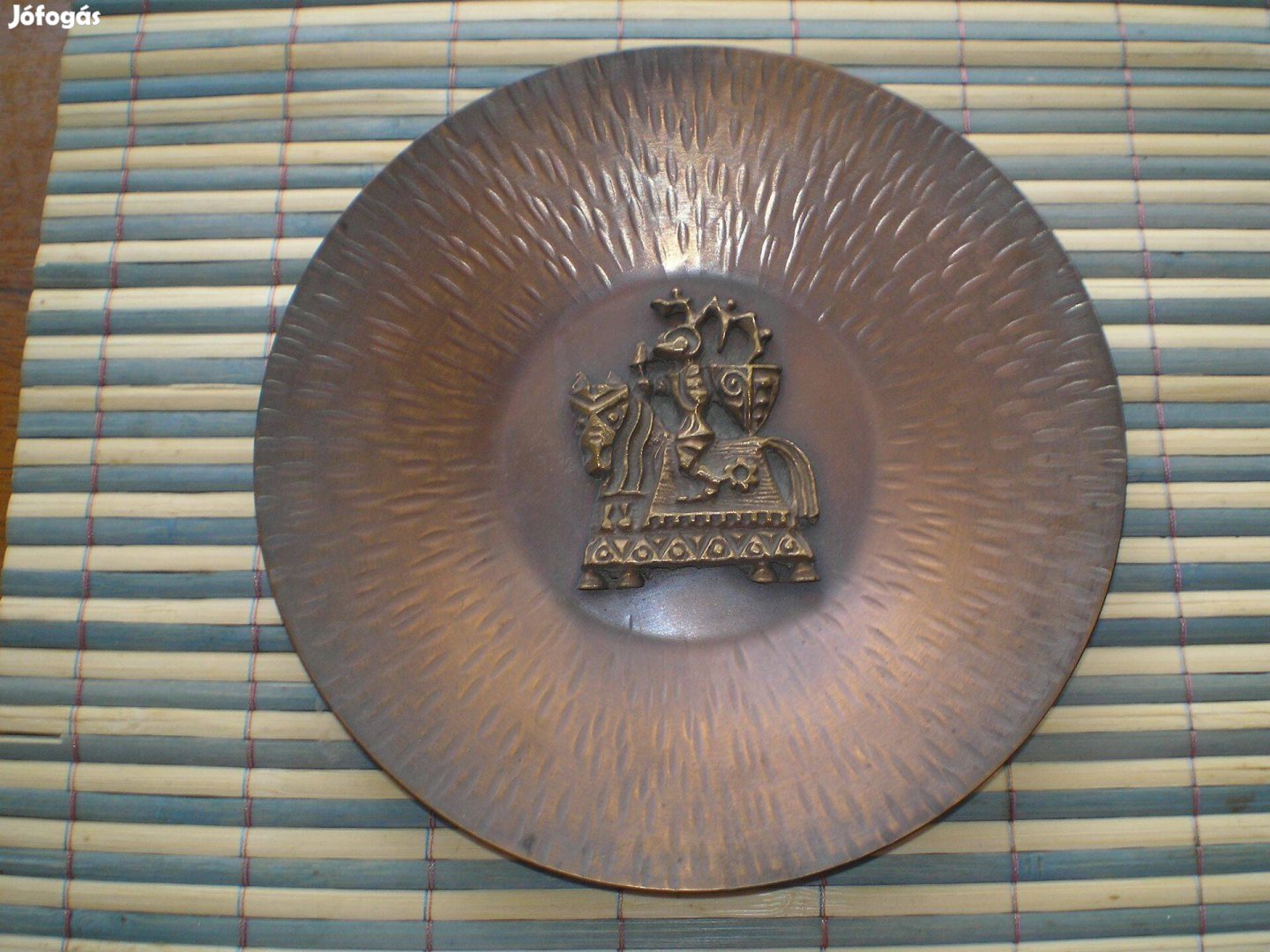 Réz vagy bronz tányér dísztál közepén 3 D lovag mintával