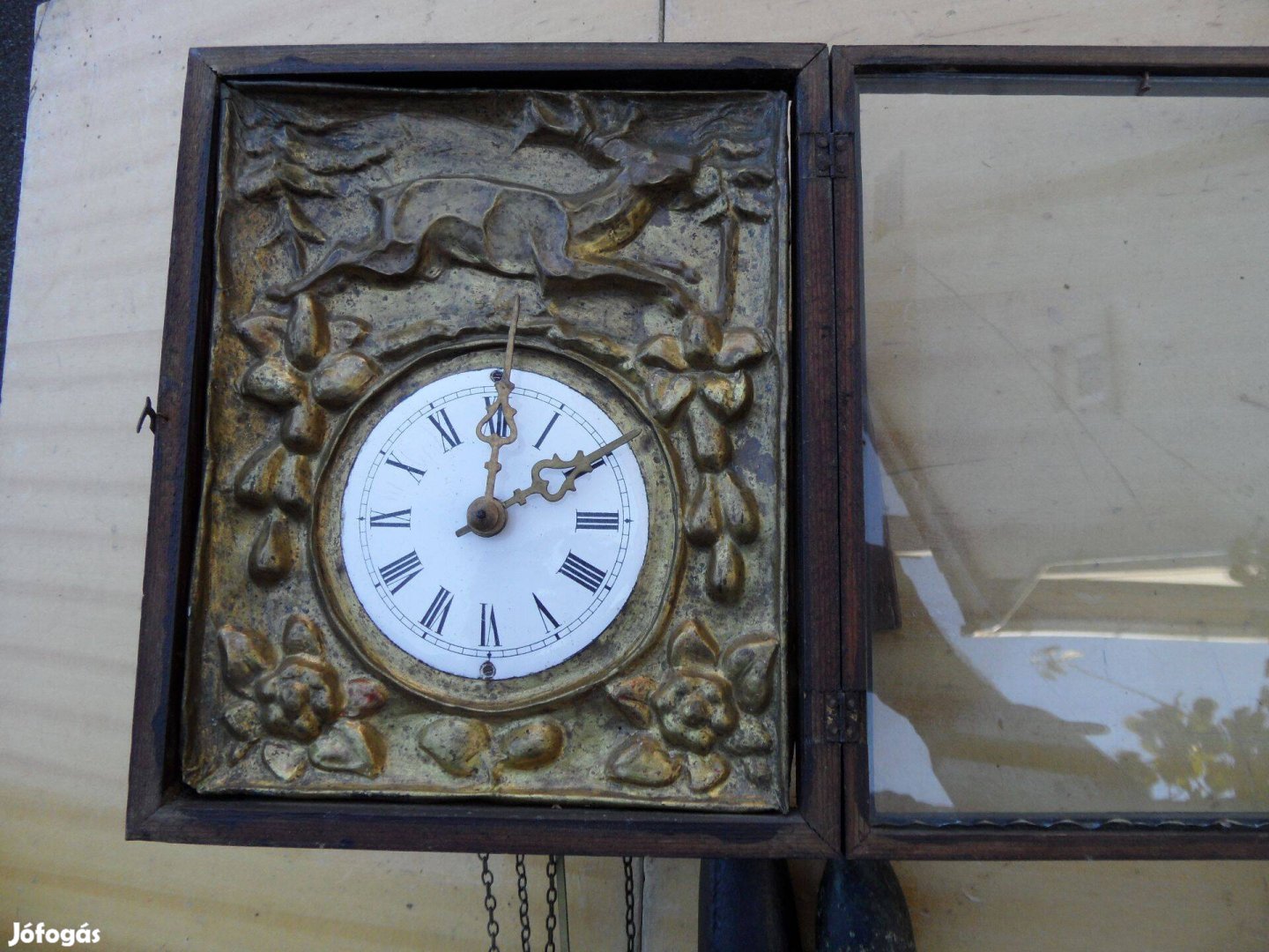 Rézlapú dombornyomott porcelán számlapos,csengőre ütő falióra