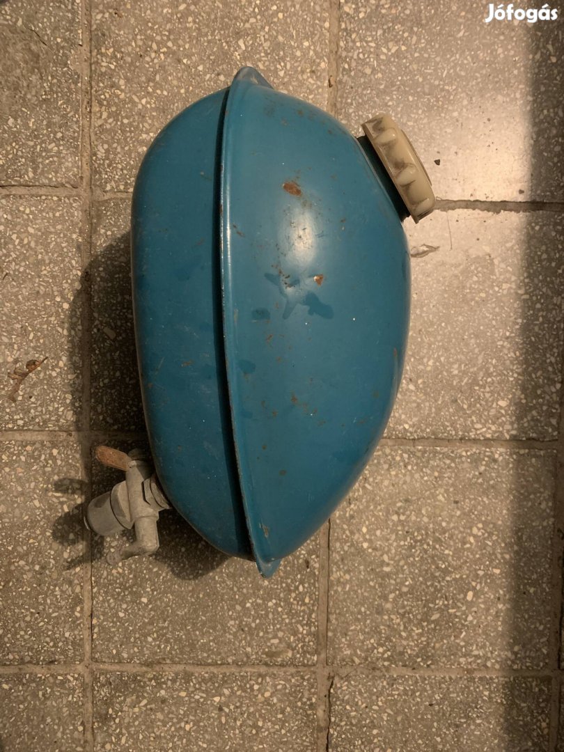 Riga kismotor tank eladó