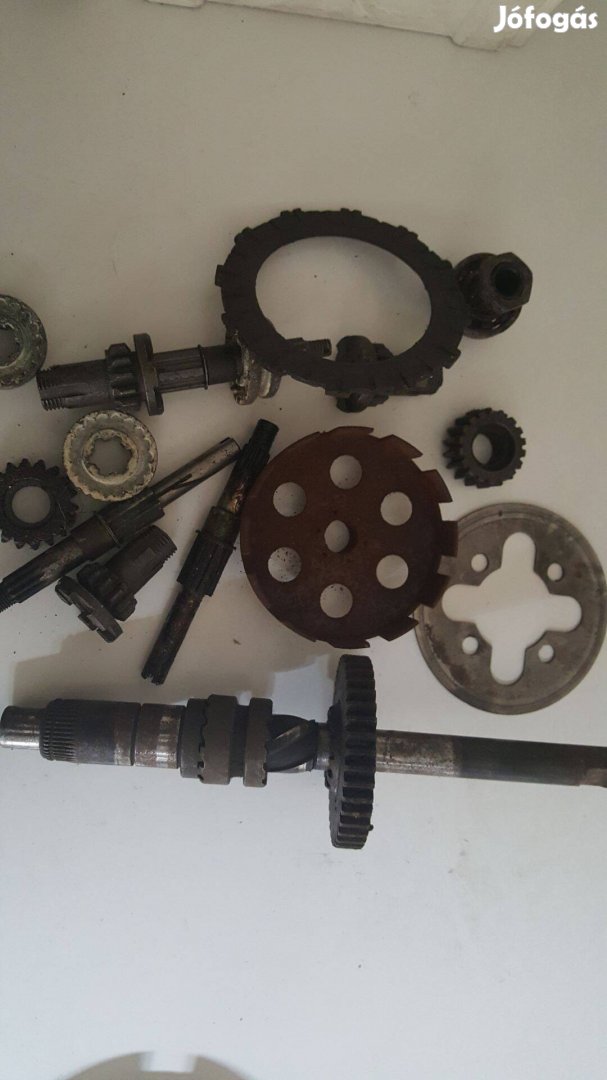 Riga motor antik alkatrész