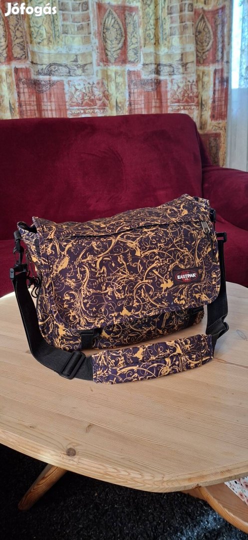 Ritka Eastpak hátizsák - Fekete-arany barokk minta