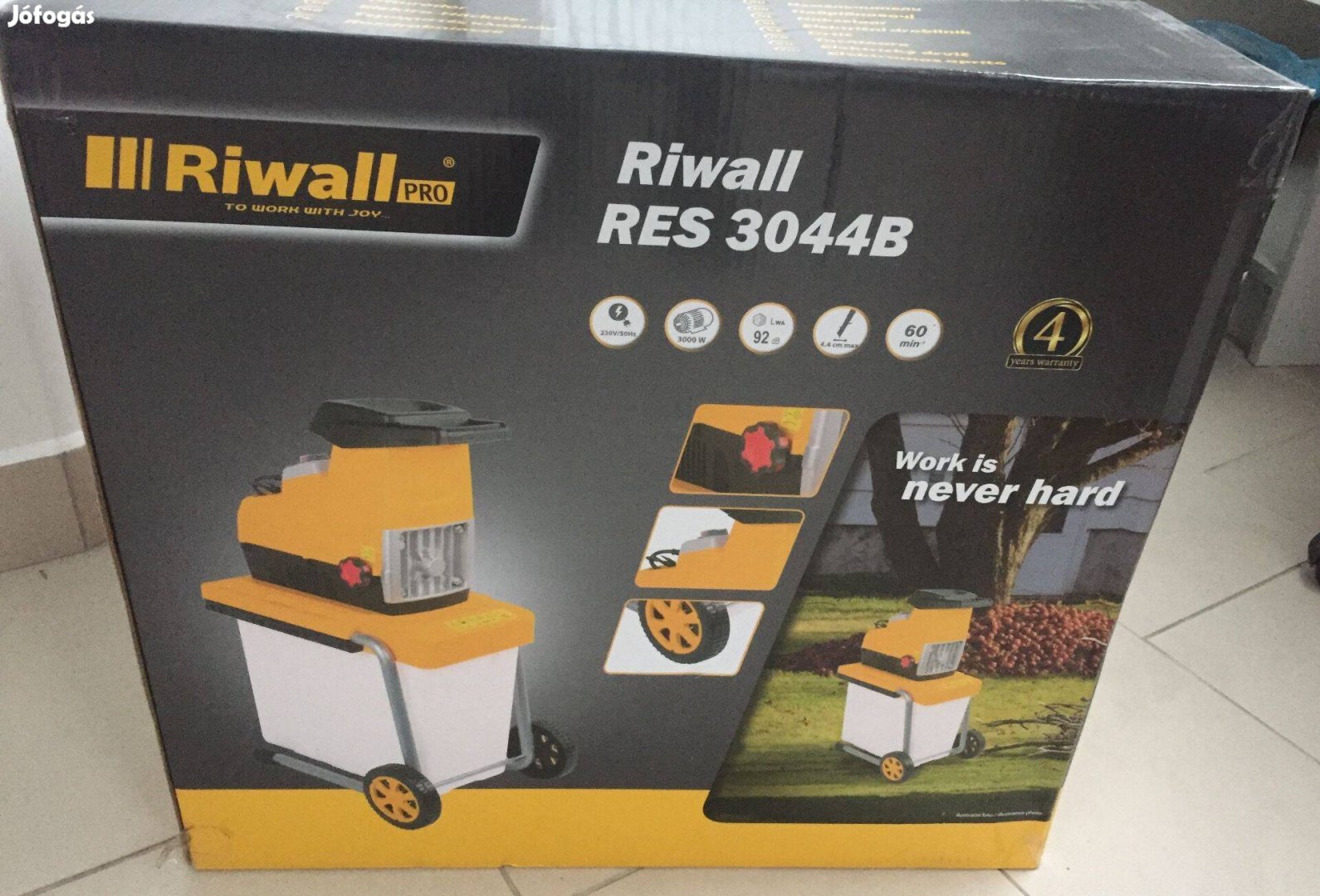 Riwall RES 3044 B Ágaprító 3000W 44mm átlátszó gyűjtóedénnyel