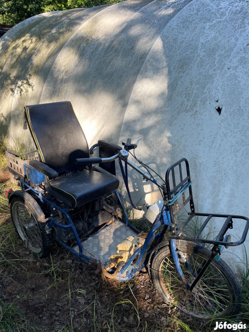 Robbanómotoros mozgássérült-háromkerekű