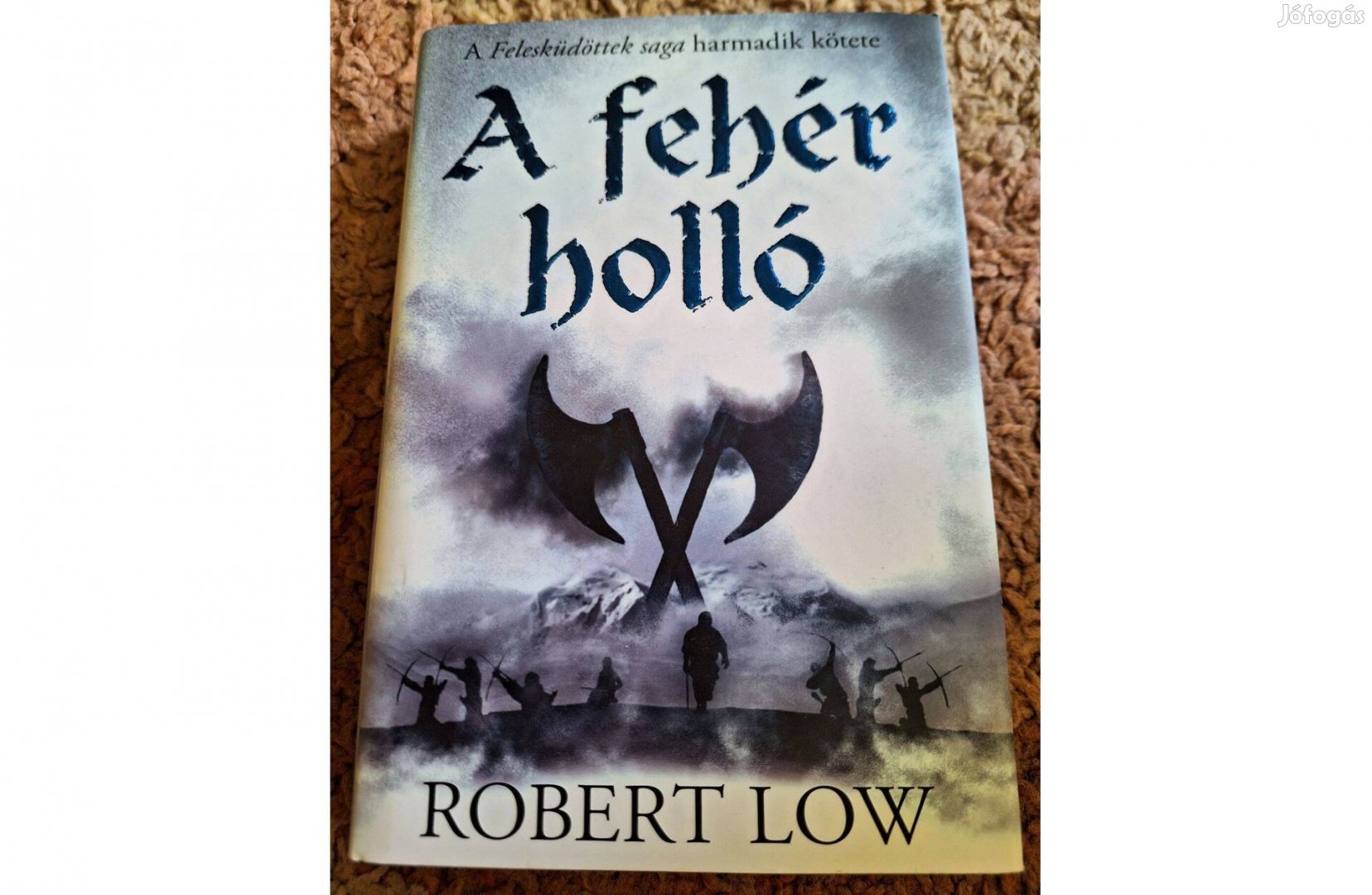 Robert Low - A fehér holló (Felesküdöttek saga 3.)