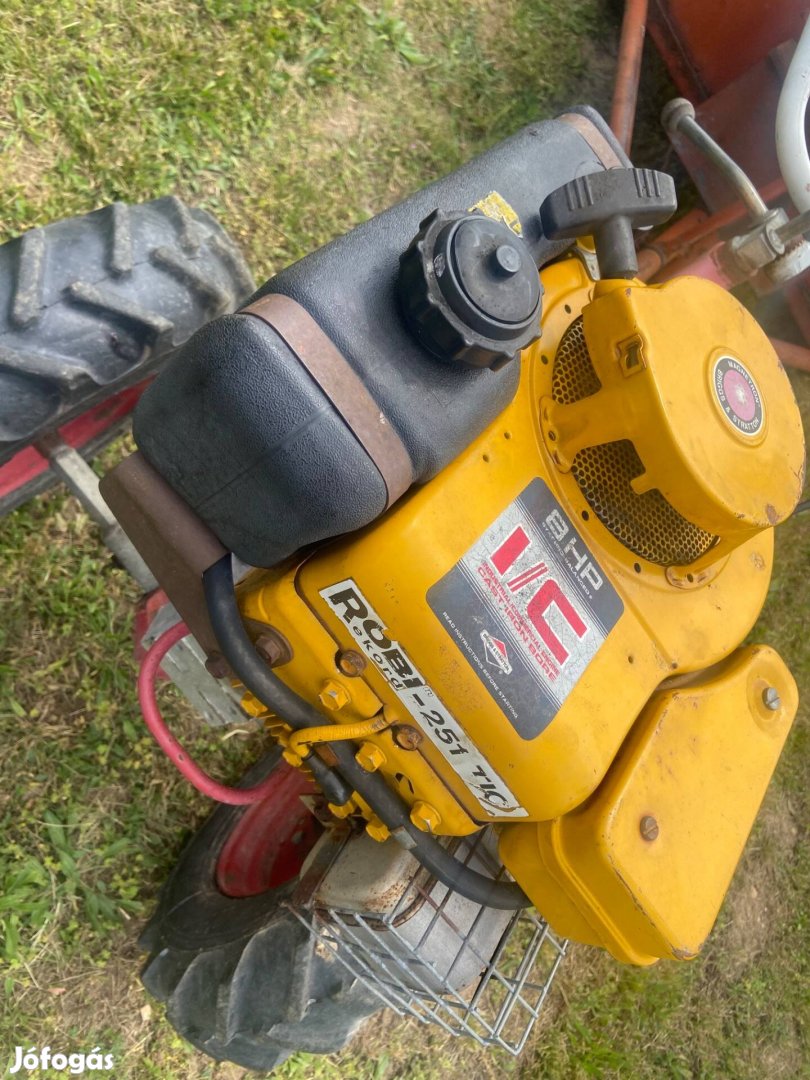 Robi 251 8 lovas traktor pótkocsival