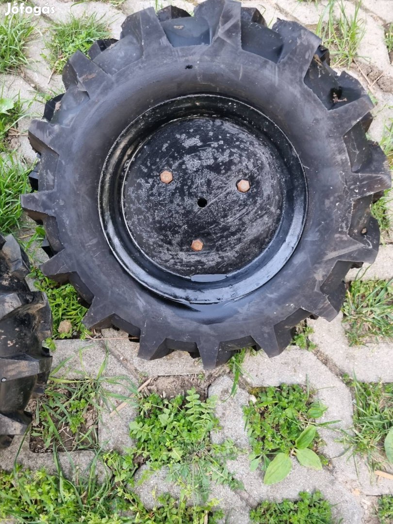 Robi 56 kapához tömör kerekek párba eladó. 