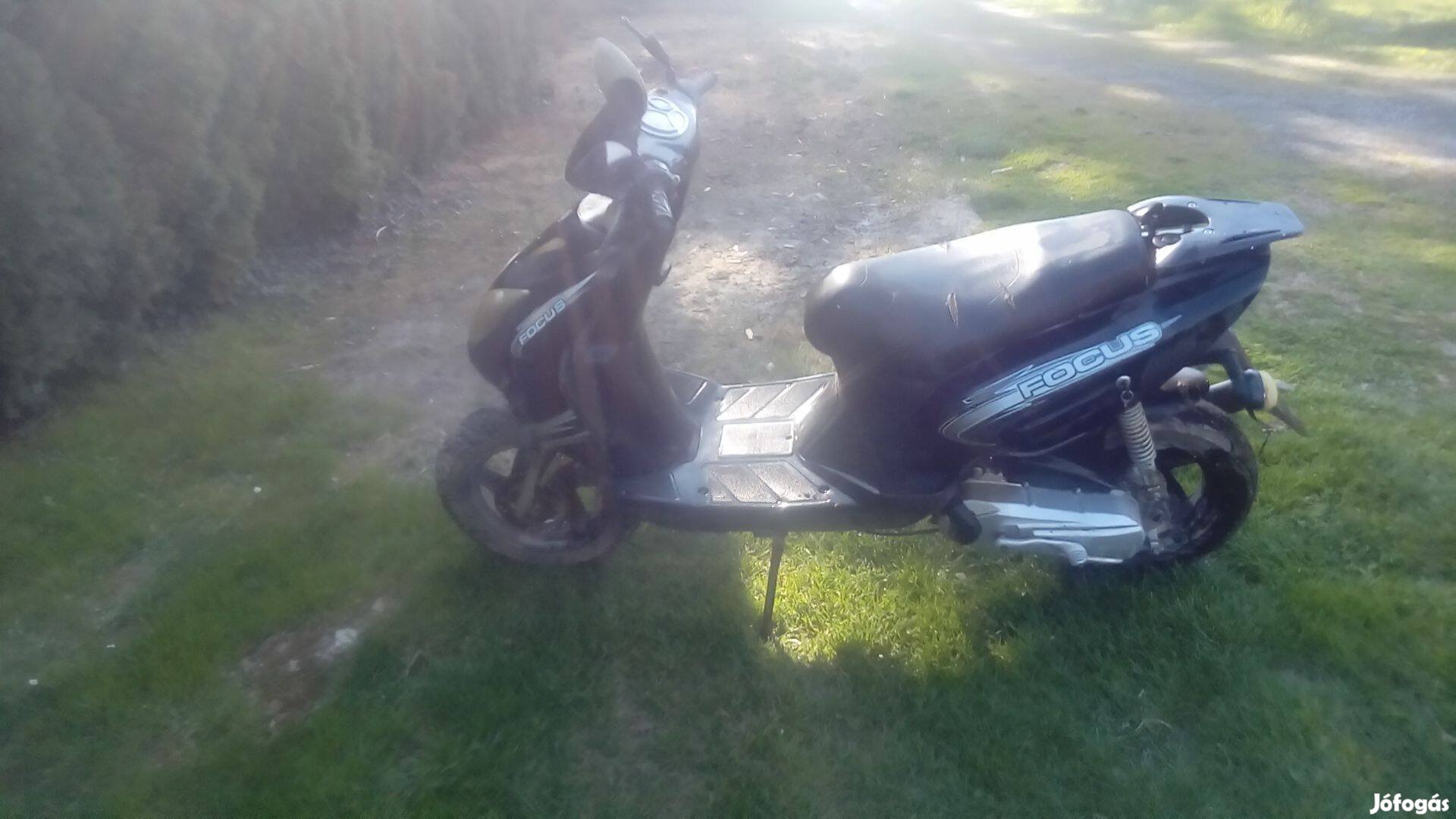 Robogó eladó alkatrésznek vagy javításra a motor egyben van