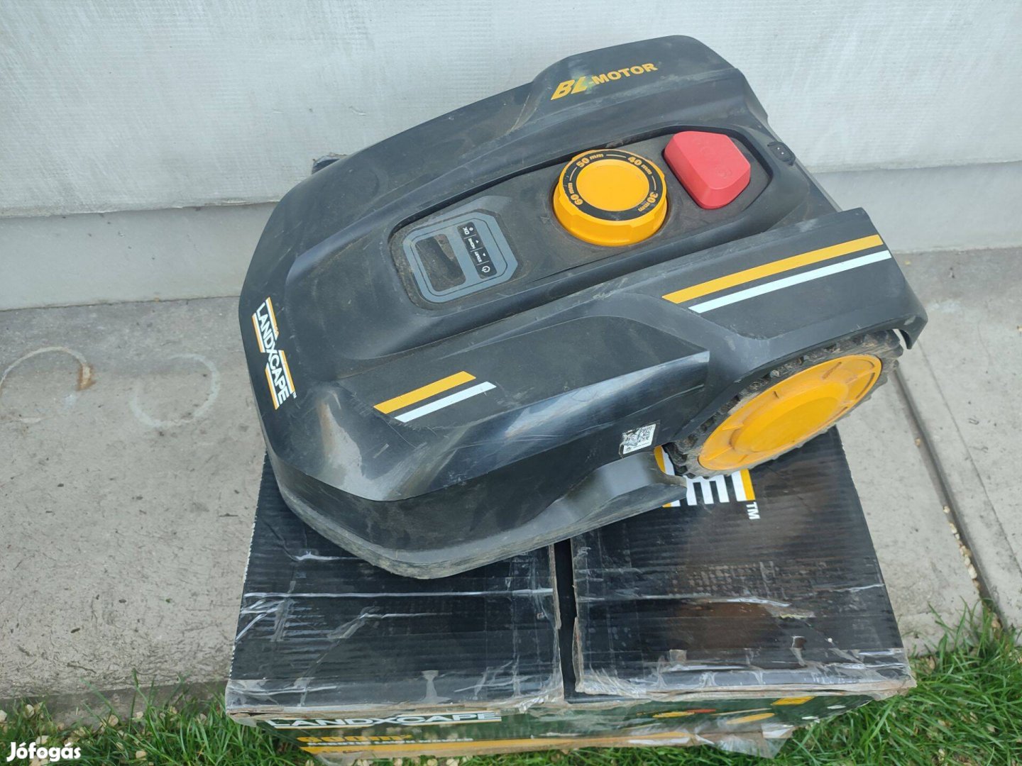 Robot fűnyíró a képen látható állapotban dobozában. Töltő nélkül
