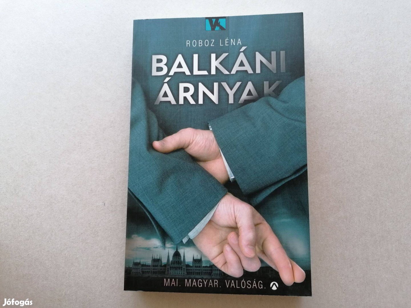 Roboz Léna Balkáni árnyak című Új könyve akciósan eladó !