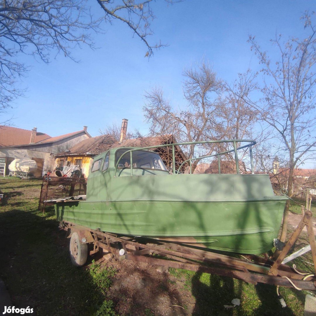 Rocsó felépítményes kishajó