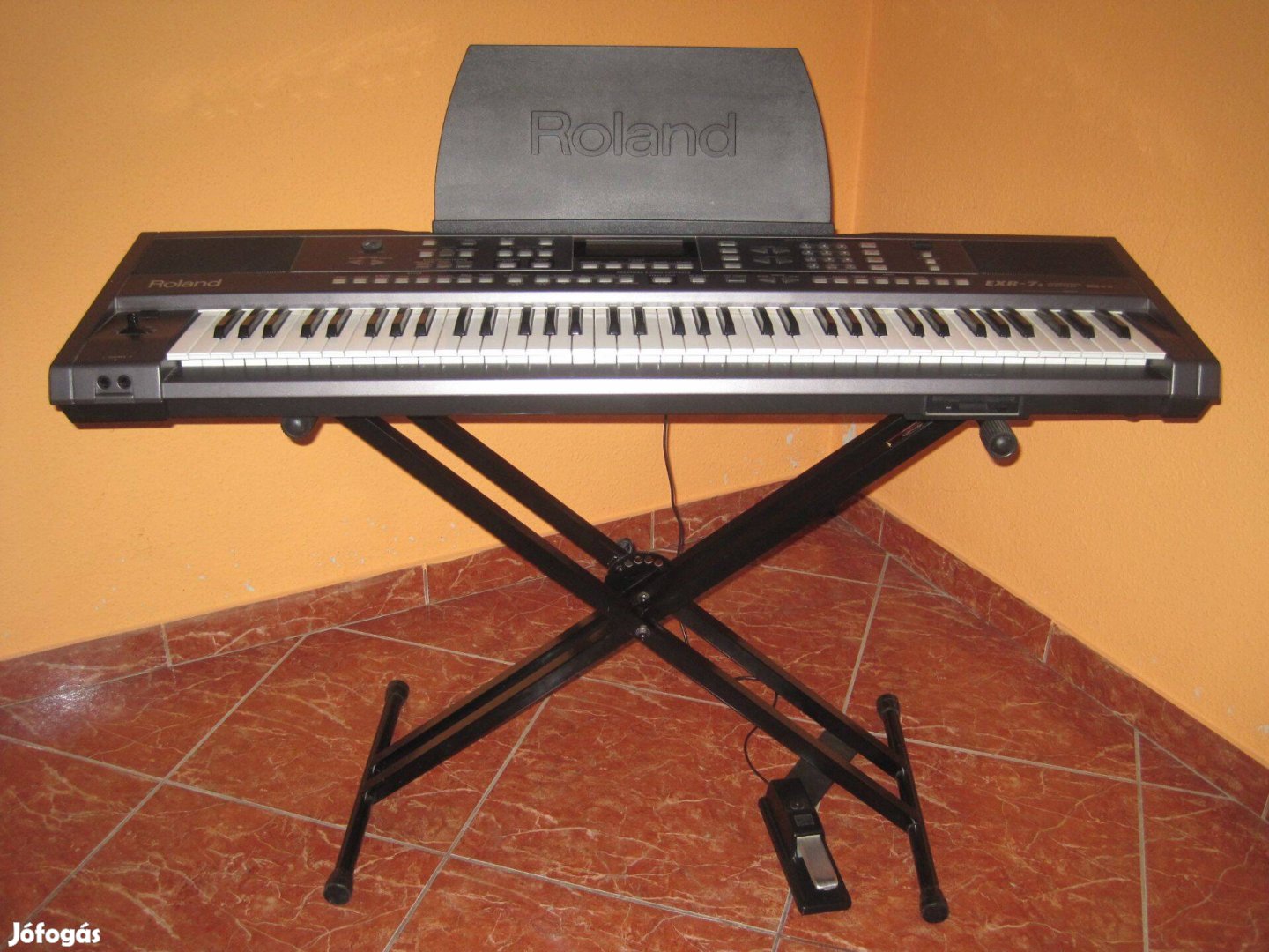 Roland EXR-7s szintetizátor állvánnyal, pedállal, tokkal