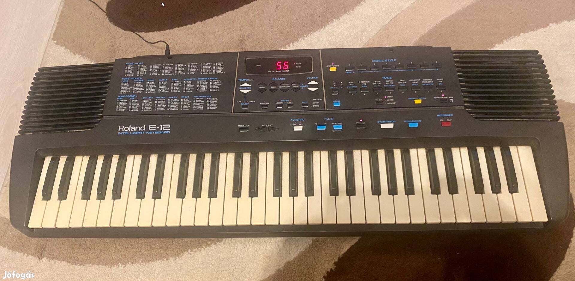 Roland E-12 szintetizátor álvánnyal, kottatartóval eladó