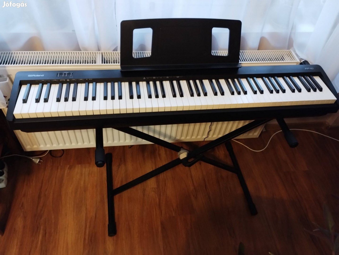 Roland FP-10 digitális zongora állvánnyal