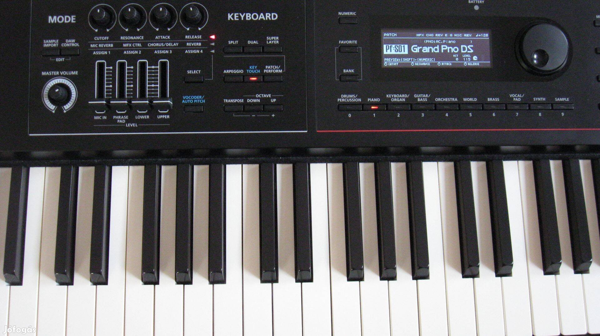 Roland Juno DS 88 ajándék tokkal