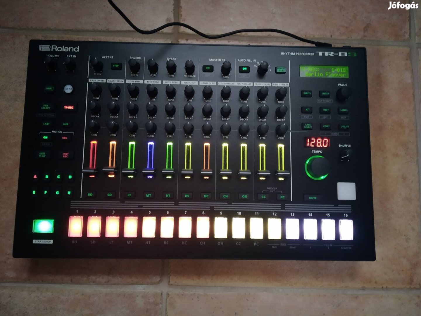 Roland TR-8S groovebox újszerű dobozában 