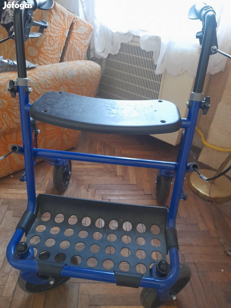 Rollátor,. négykerekű, fékkel, kosárral 