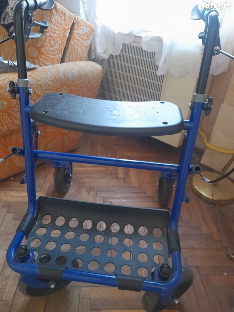 Rollátor, négykerekű, összecsukható, fékkel, ülőkével rendelkező