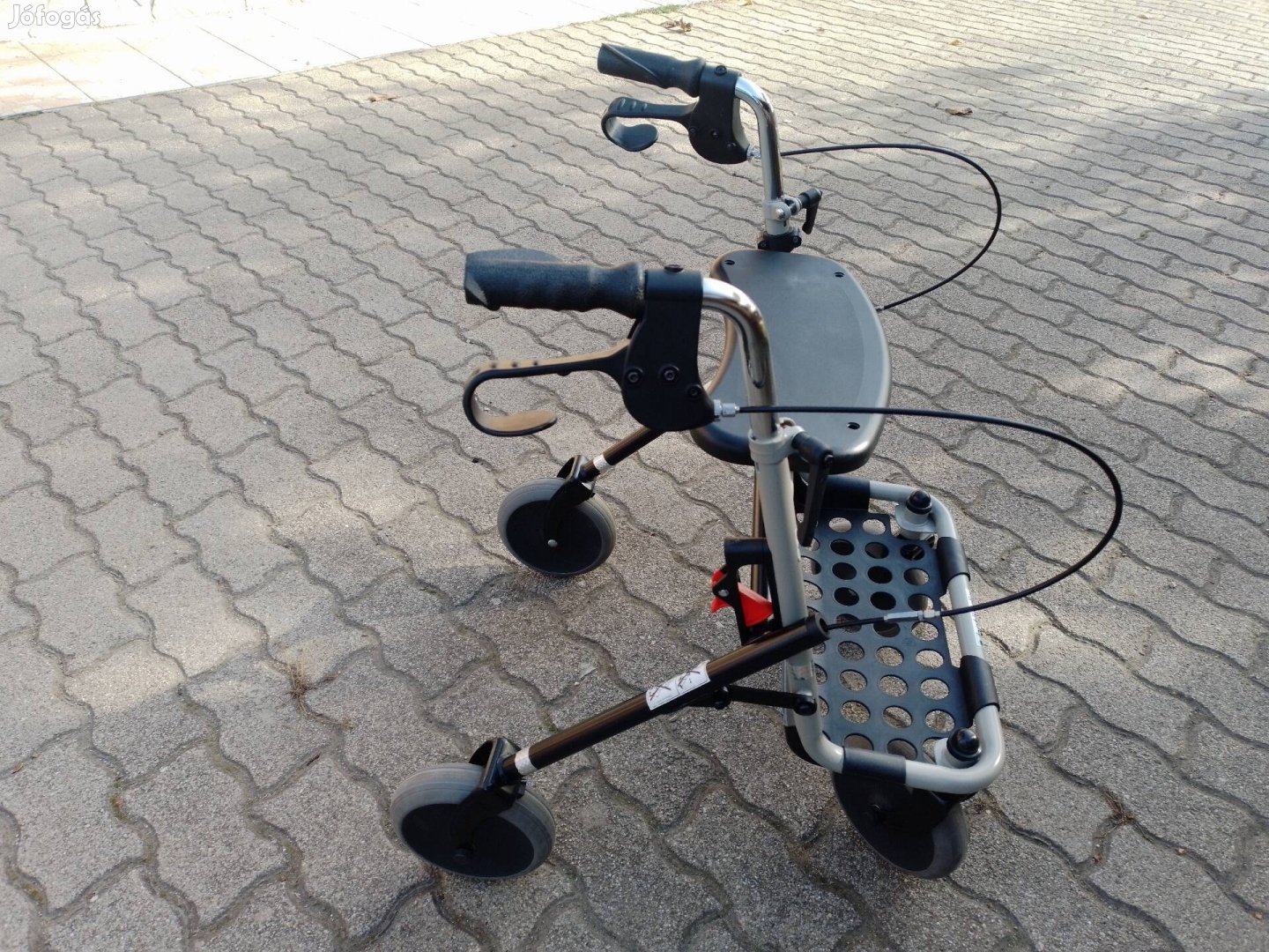 Rollator orvosi segédeszköz terhelhetőség 130kg. 