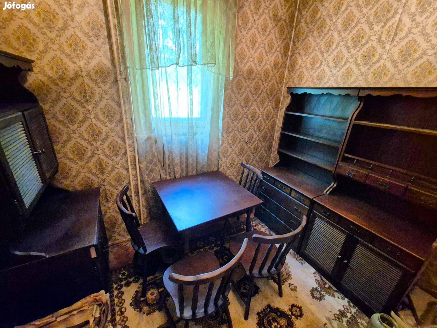 Román Bonanza Tálaló szekrények és asztal székekkel